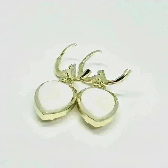 NWOT Beautiful Tulip Shaped Earrings - Picture 3 of 4